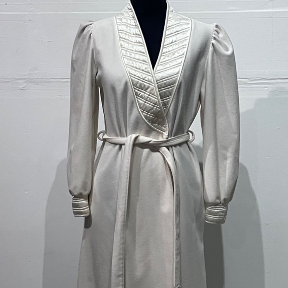 Sabrina exclusively for Mervyn’s 1970’s cream robe - Picture 9 of 10